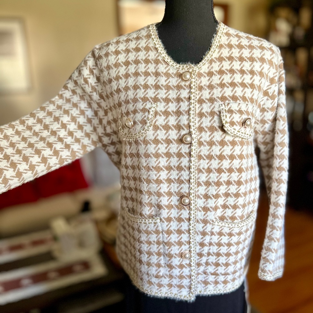 NWT Chic Houndstooth Cardigan with Pearl Buttons - Chanel style - Picture 2 of 9